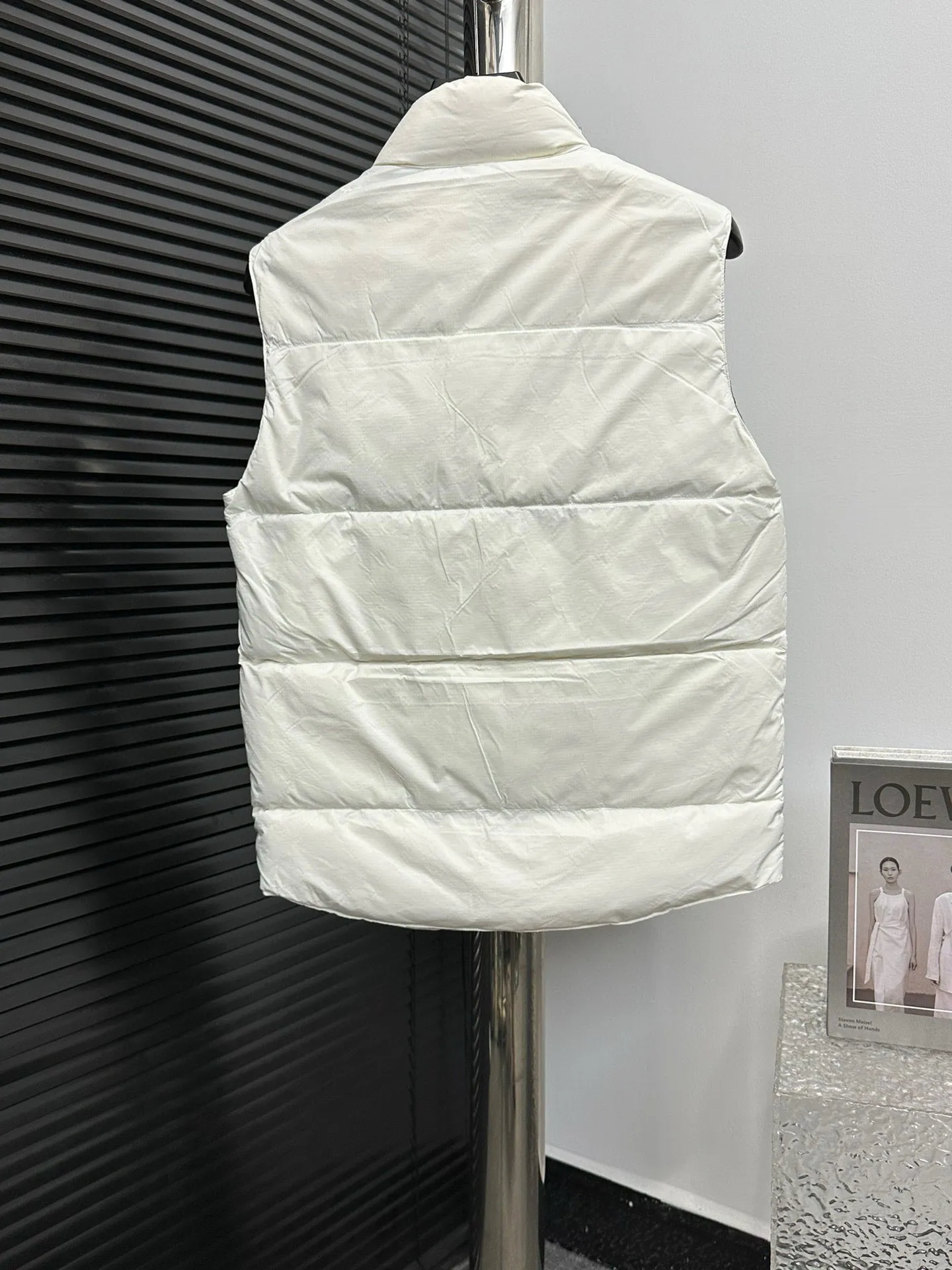 P480 [Canadagoose] Canada Goose White Label Glacier Down Vest Canada Goose's new "Northern Lights Series" down vest Canada Goose's new "Northern Lights" Northern Lights White Label down vest is now available! The light and layered colors give people the feeling of being trapped in the mist around icebergs and glaciers. It can be said to be very dreamy! Original YKK zipper, Size:XS-XXL